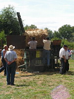 Presse a paille, machine a faire les bottes de paille (Fete de la Moisson St Simeon de Bressieux 2006) (3)